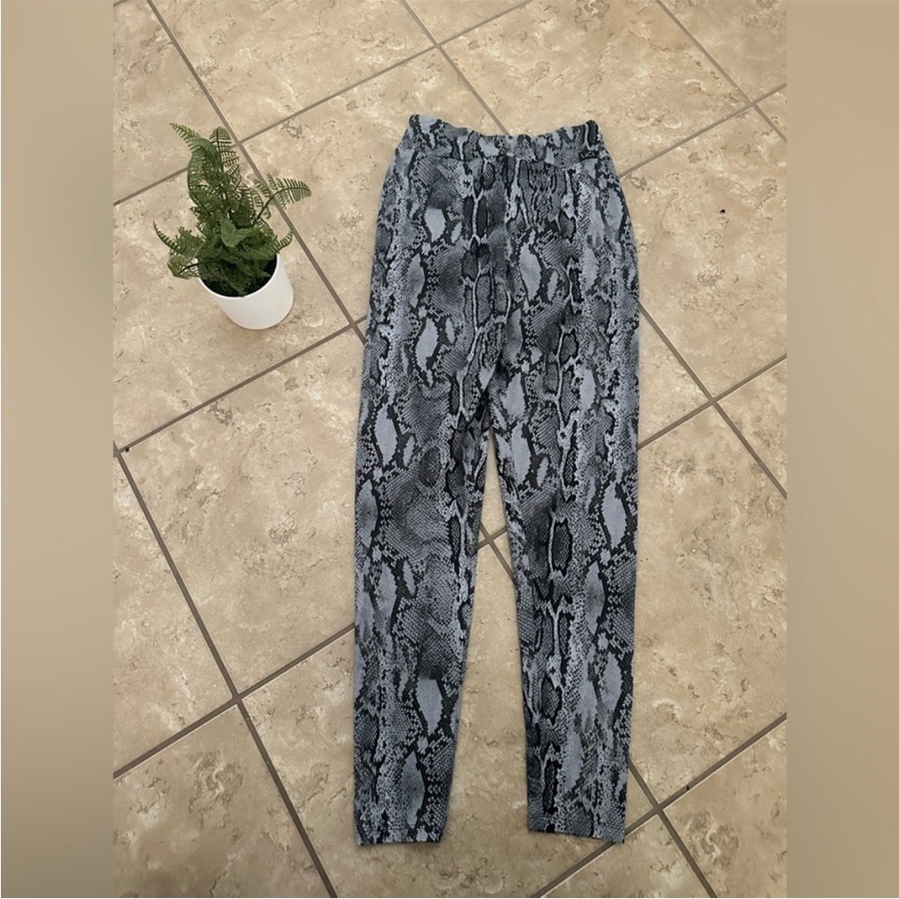 Snake Print Leggings - Gray Python Pattern